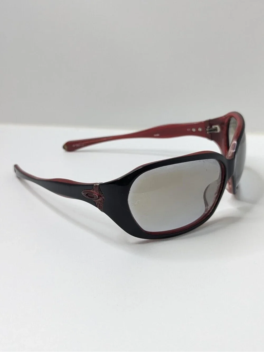 Oakley Betray Red And Black Frames Stylish Sunglasses Chic Women's Fashion